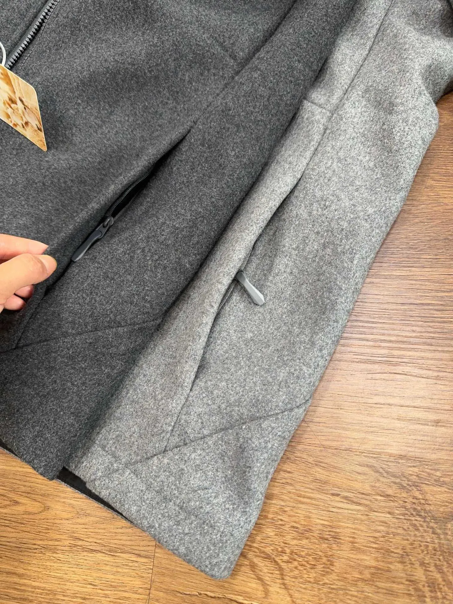 /ARC‘TERYX* 45% ！ ！ ！ GAMASL ， 。 。 ， 、 、Breathable！ Storm Hood T ！ LOGO， LOGO， Premium ！ ， Gamma ！ ！ : Light Gray M 98 68 69 L 100 70 70.7 XL 104 72 73 2XI 108 74 75.5 3XL 112 76 77.8 175，150 x I ！ Size ！